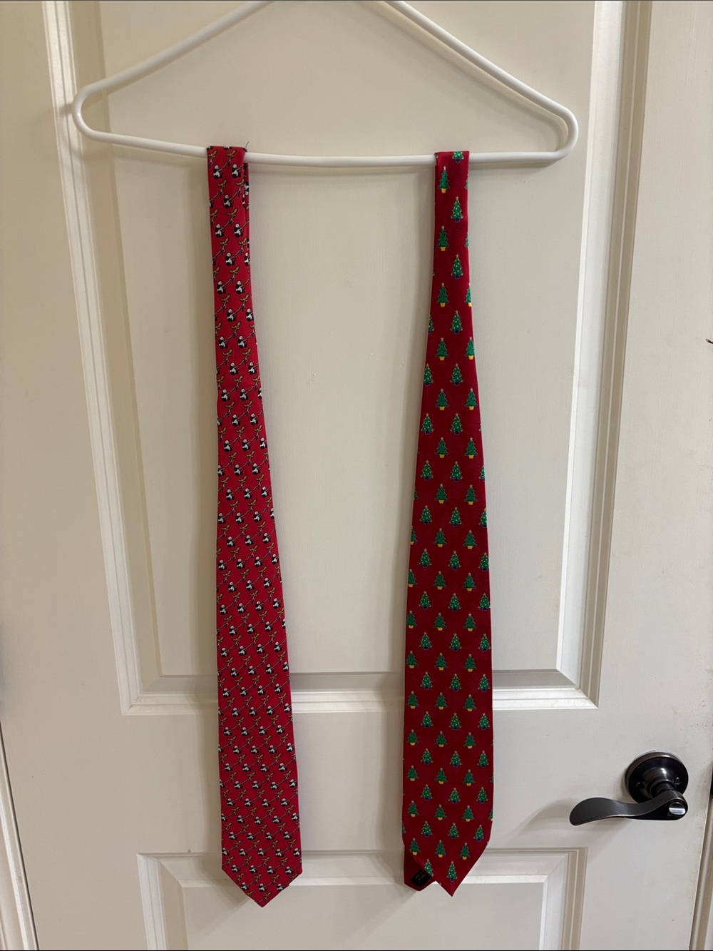 Men's Red Holiday Neckties - Classic Festive Pattern